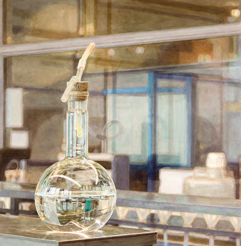 Aquarell: Ein Rundkolben mit Glasrohr und Stopfen auf einem Tisch aus Metall vor einer Scheibe, in der sich ein blaues Fensterkreuz spiegelt.