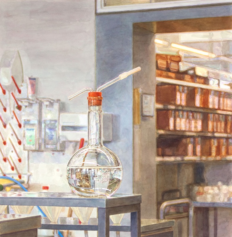Aquarell: Ein Rundkolben mit orangefarbenem Stopfen auf einem Metalltisch, im Hintergrund Regale mit braunen Flaschen und eine Wand mit roten Stäben.