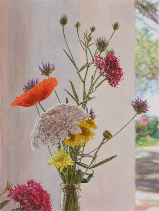 Aquarell: Ein Strauß aus rotem Mohn, gelben Blüten, weißer Doldenblüte und rosa Blumen in einer Glasflasche vor einer hellen Wand, rechts der Blick ins Freie.