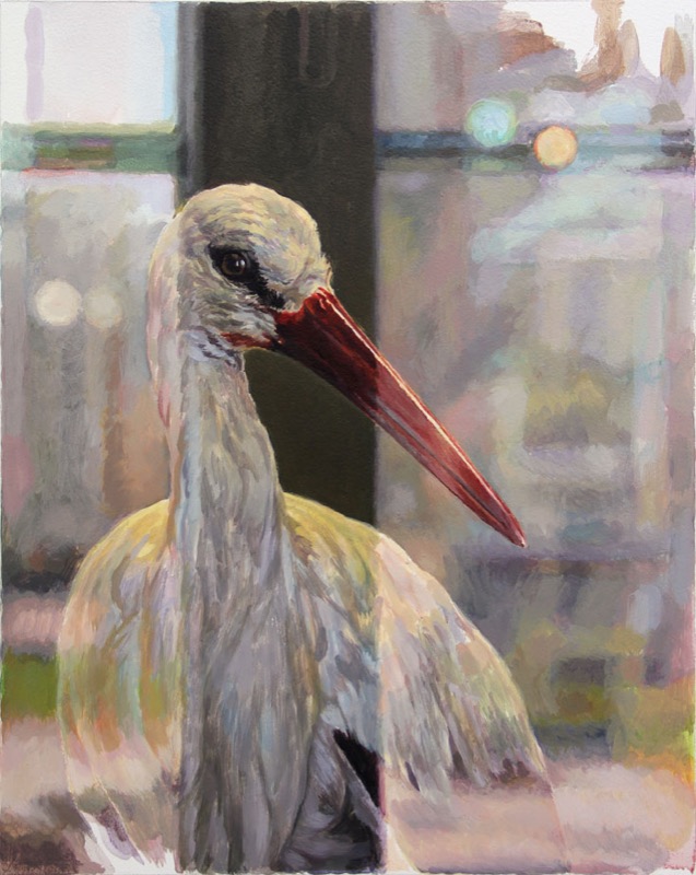 Acrylbild: Ein Storch im Halbprofil mit rotem Schnabel vor verschwommenen Fensterflächen mit hellen Lichtpunkten.