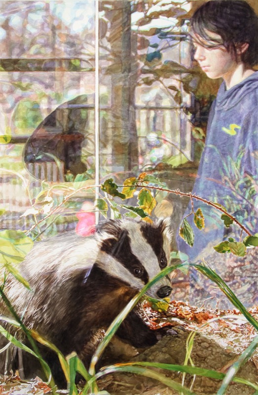 Aquarell: Ein Dachs schnuppert im Gras, rechts steht ein Junge in blauem Kapuzenpullover, im Hintergrund spiegelt sich ein Fenster mit Bäumen.