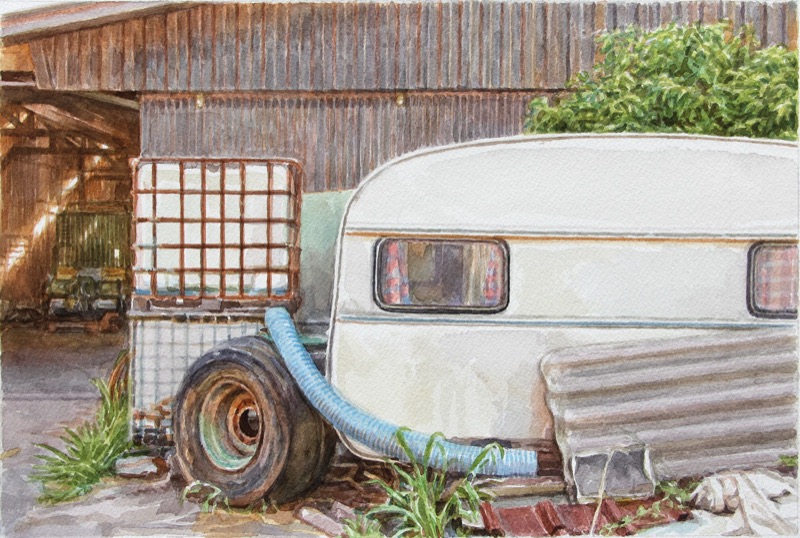 Aquarell: Ein weißer Wohnwagen neben einem blauen Schlauch, einem alten Reifen und einem Gitterbehälter vor einer Holzscheune.