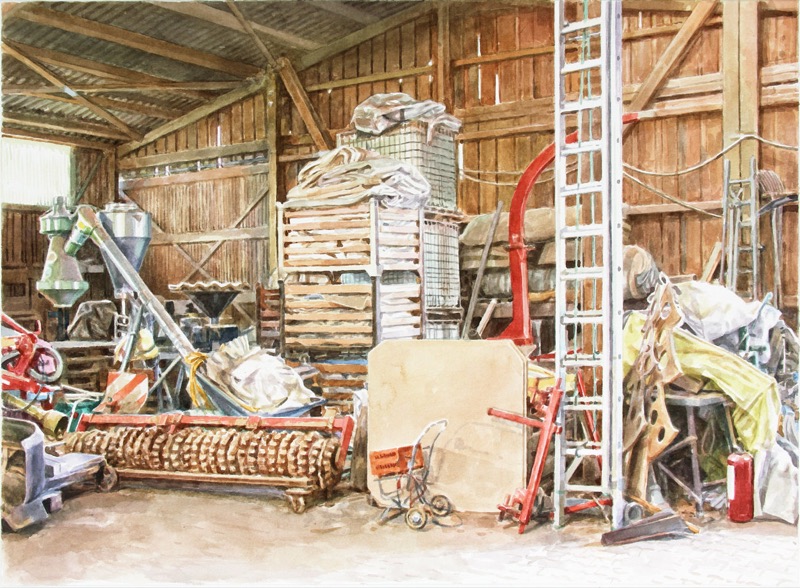 Aquarell: Das Innere einer Holzscheune mit Leiter, Paletten, Landmaschinen, gestapelten Säcken und einem roten Feuerlöscher.