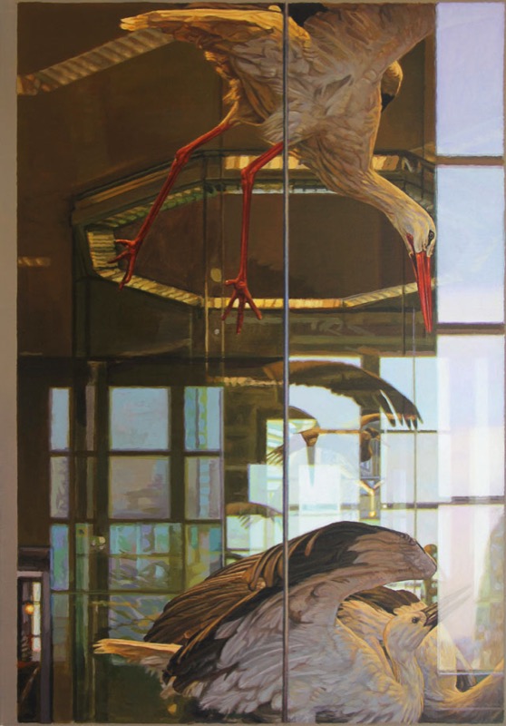 Acrylbild: Ein Storch im Flug, seine Beine und der Schnabel sind rot, darunter spiegelt sich ein zweiter Storch in einer Fensterfläche.