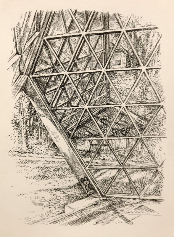 Tuschezeichnung: Ein Gitter aus dreieckigen Feldern, dahinter Gras und Bäume.