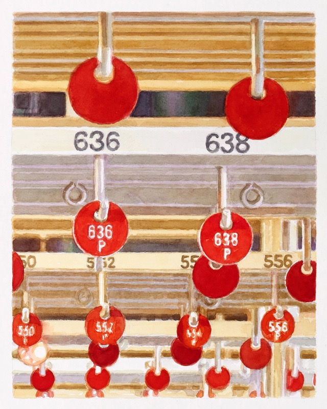 Aquarell: Nahaufnahme roter Garderobenmarken an Haken, darauf die Nummern 636 und 638, darüber dieselben Zahlen in Schwarz.