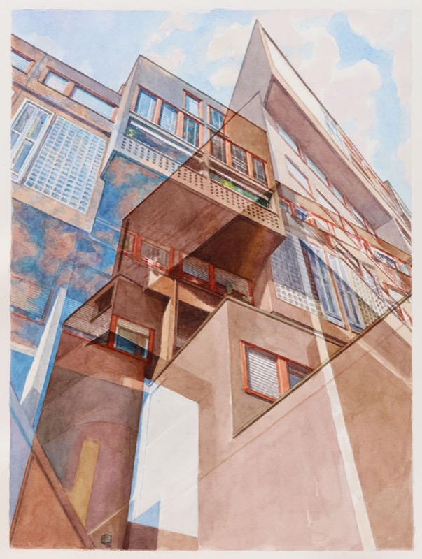 Aquarell: Blick von unten an einem Wohnhaus mit Balkonen und Fenstern in Braun und Rosa hinauf in einen Himmel mit Wolken.
