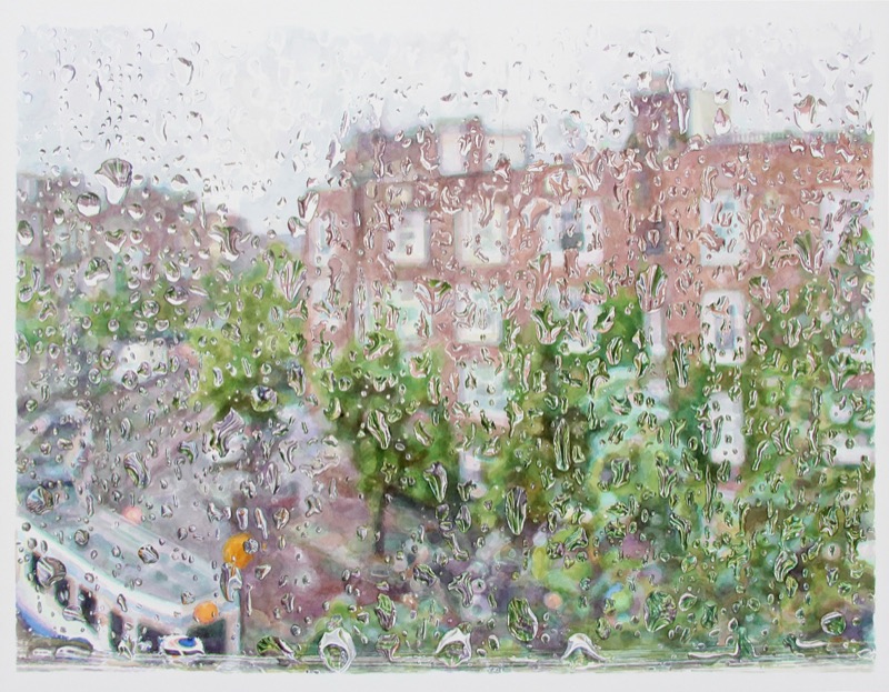 Aquarell: Blick durch eine regennasse Scheibe auf rötliche Backsteinhäuser, grüne Bäume und eine Straßenbahn links unten.