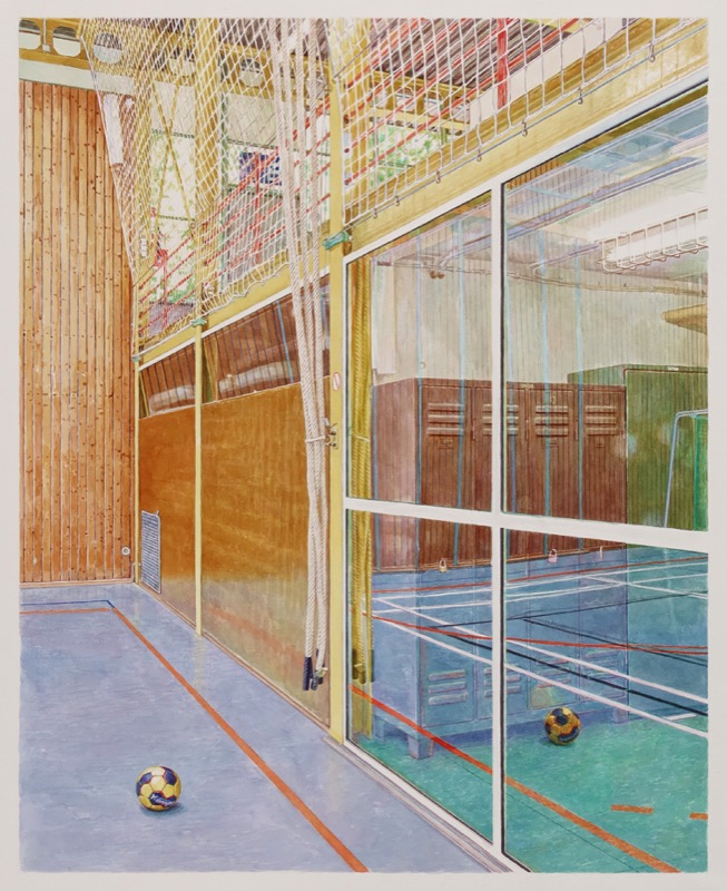 Aquarell: Sporthalle mit Holzwand, Netz und Glasfront, in der sich Umkleideschränke spiegeln, auf dem Boden liegen zwei Handbälle.