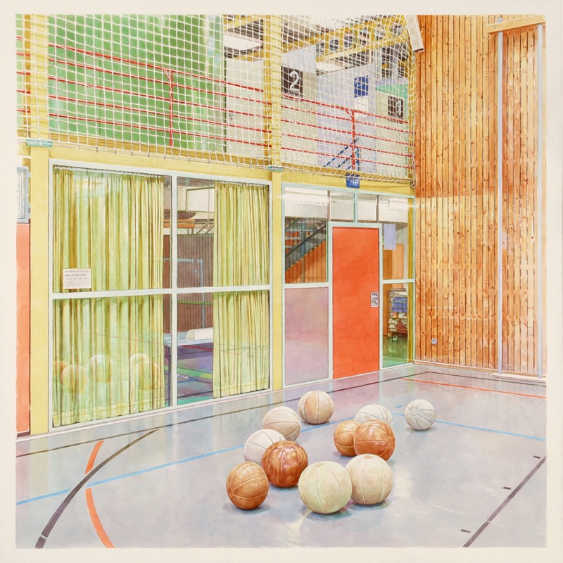 Aquarell: Sporthalle mit Fensterfront, gelben Vorhängen und roter Tür, auf dem Boden liegen zehn helle und orangefarbene Medizinbälle.