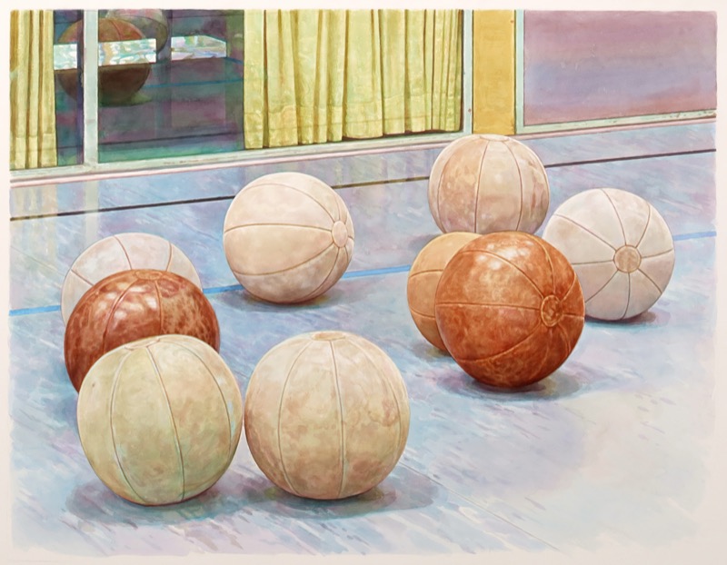 Aquarell: Neun helle und orangefarbene Lederbälle in einer Sporthalle vor einem gelben Vorhang und einer Fensterfront, in der sie sich spiegeln.