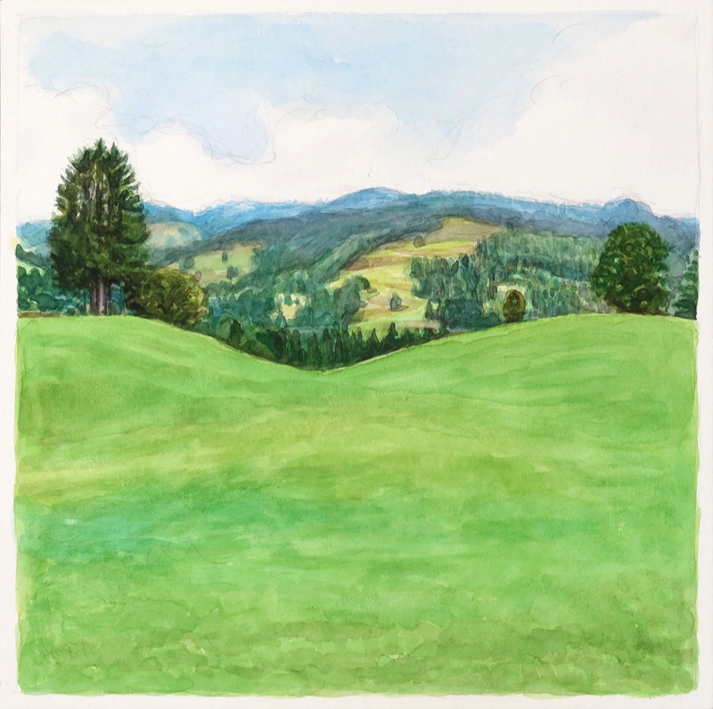 Aquarell: Eine grüne Wiese im Vordergrund, dahinter eine hügelige Landschaft mit Wald und Bergen, links eine hohe Fichte, darüber ein Himmel mit Wolken.
