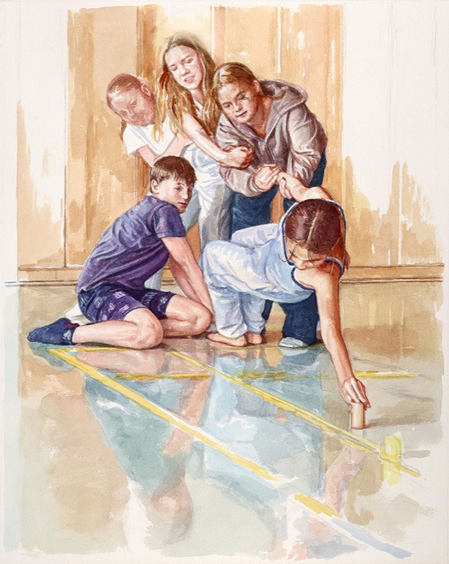 Aquarell: Fünf Kinder und Jugendliche in einer Turnhalle, vier stehen eng beieinander, ein Mädchen in blauem Oberteil hockt und stellt einen kleinen Holzklotz auf gelbe Linien, der Boden spiegelt sie.