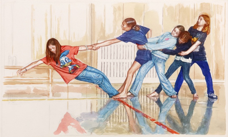 Aquarell: Fünf Mädchen in einer Turnhalle ziehen sich an den Händen, das vorderste lehnt sich weit nach hinten, sie trägt ein rotes Shirt mit Comicfigur, der Boden spiegelt die Gruppe.