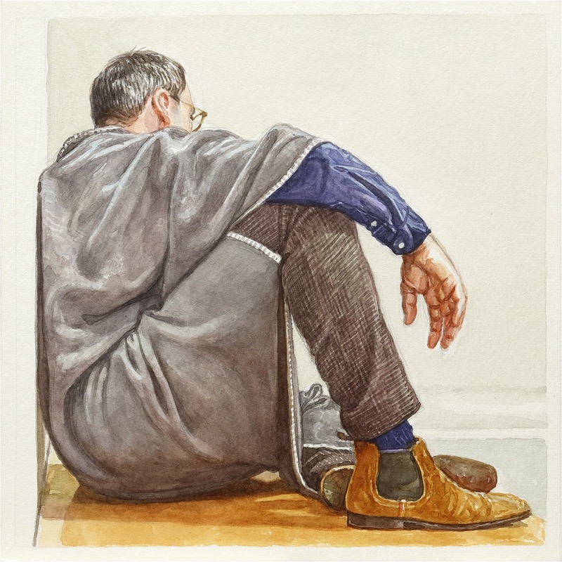 Aquarell: Ein Mann mit Brille sitzt von hinten gesehen auf dem Boden, eingehüllt in eine graue Decke, er trägt braune Cordhose, ein blaues Hemd und braune Stiefel.