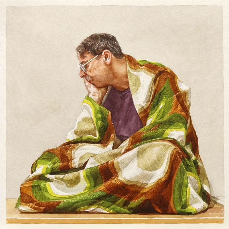 Aquarell: Ein Mann mit Brille sitzt in eine grün-braun gemusterte Decke gehüllt auf dem Boden und stützt das Kinn auf die Hand, darunter ein lila Shirt.