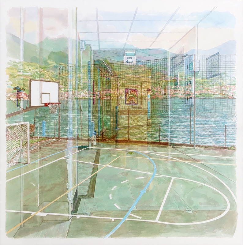Aquarell: Ein Basketballplatz am Seeufer, durch Glasscheiben und Netze gesehen, darüber liegt durchscheinend ein Flur mit Ausgangsschild, dahinter Berge und Häuser am Wasser.
