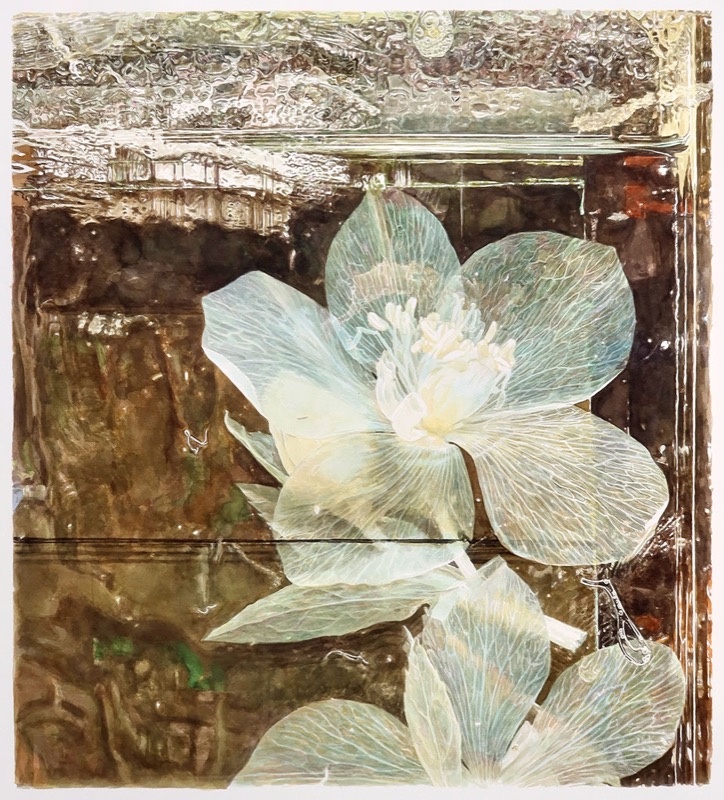 Aquarell: Zwei große, durchscheinende Nieswurzblüten mit weißen Staubgefäßen vor braun schimmerndem Glas mit Wassertropfen.