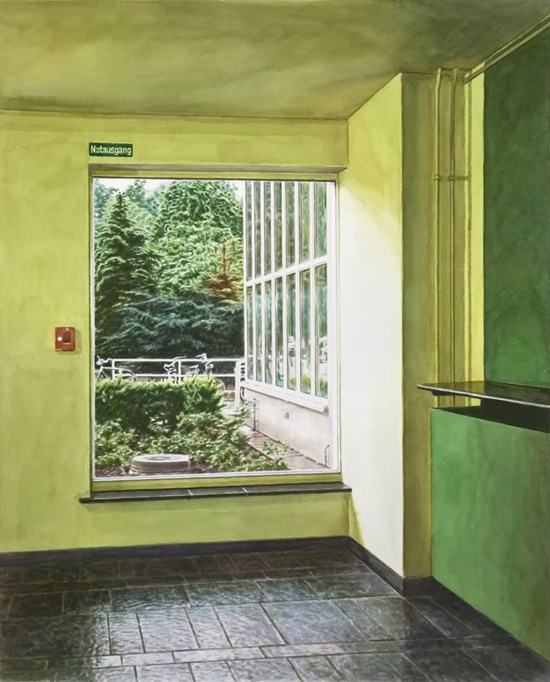 Aquarell: Ein hellgrüner Raum mit großem Fenster und Notausgang-Schild, draußen Nadelbäume und Fahrräder, auf dem Boden dunkle Steinplatten.