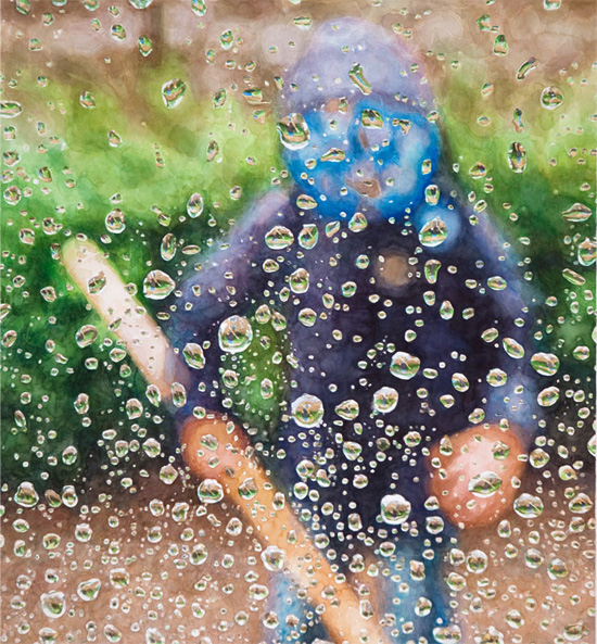 Aquarell: Ein Kind in blauer Kapuze und dunkler Jacke mit einem Holzstab, verschwommen hinter einer Fensterscheibe voller Regentropfen, dahinter eine grüne Wiese.