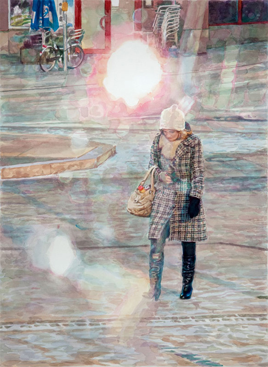 Aquarell: Eine Frau in kariertem Mantel und weißer Strickmütze mit Handtasche geht über einen nassen Platz, hinter ihr blendet ein heller Lichtfleck.