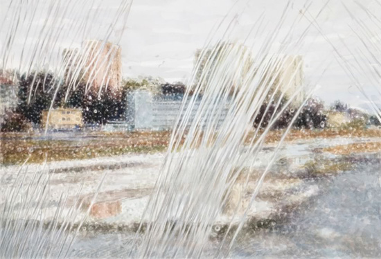 Aquarell: Blick durch eine zerkratzte Scheibe auf Wohnhochhäuser, Bäume und einen nassen Weg, die Kratzer ziehen sich als helle Linien über das Bild.